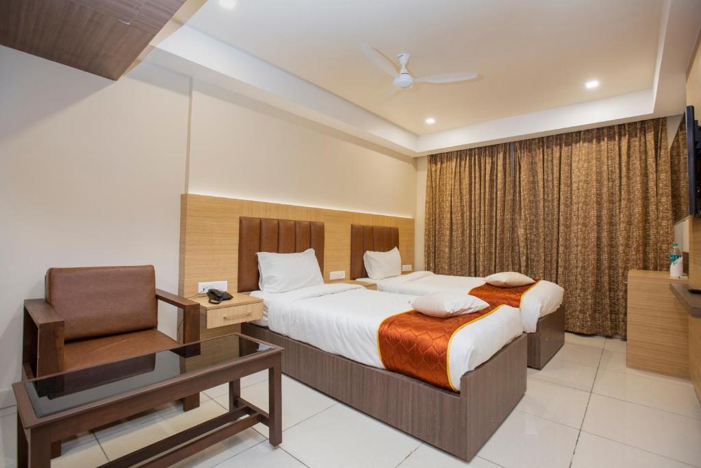 Postel nebo postele na pokoji v ubytování Lee-Benz ARK HOTEL