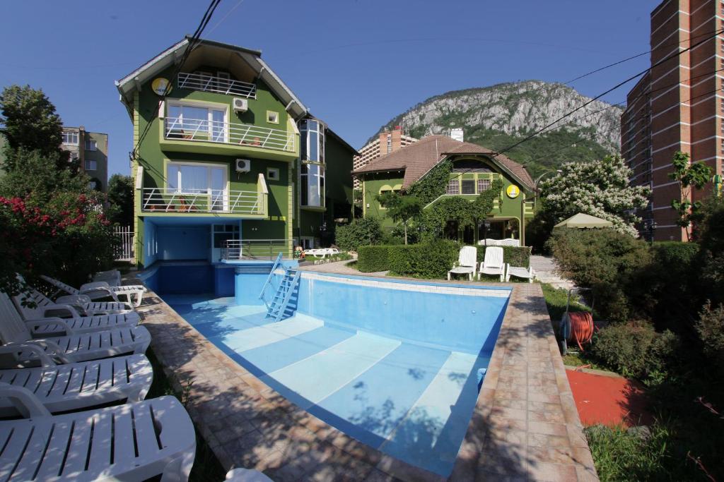 una casa con piscina frente a una casa en Villa Hera, en Băile Herculane