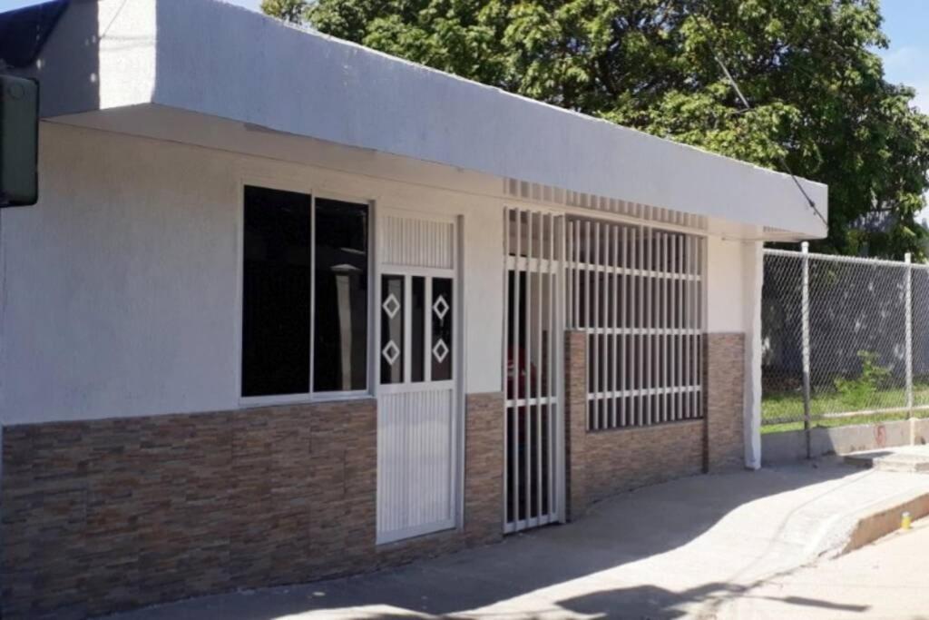 un edificio de ladrillo con una puerta y una valla en apartaestudio J.V.G., en San Andrés
