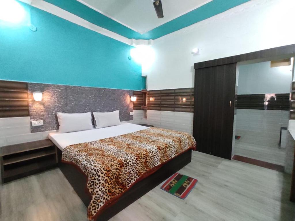 En eller flere senge i et værelse på Hotel Vijay