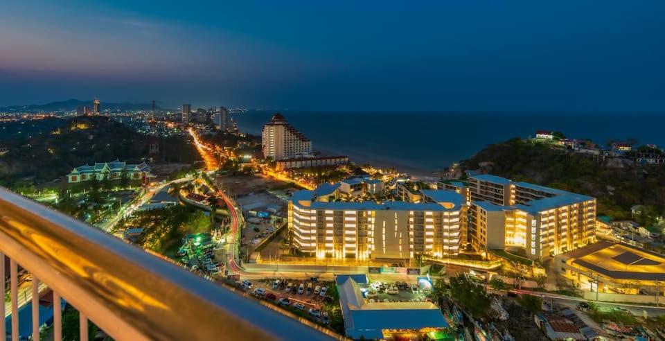 uma vista aérea de um resort à noite em Hua Hin VERANDA BEACHFRONT Living em Hua Hin
