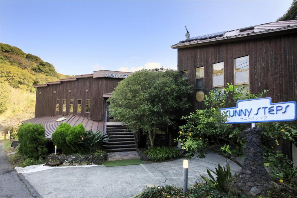 下田市にあるWelcome Inn SunnyStepsの建物前の看板