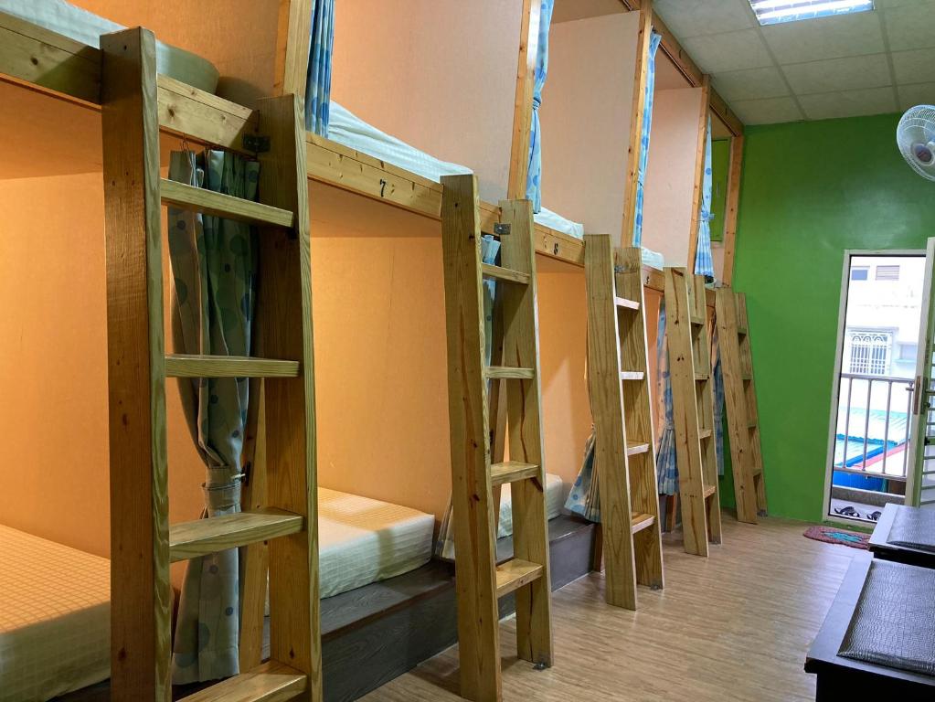Palanda nebo palandy na pokoji v ubytování 綠蠵龜潛水住宿