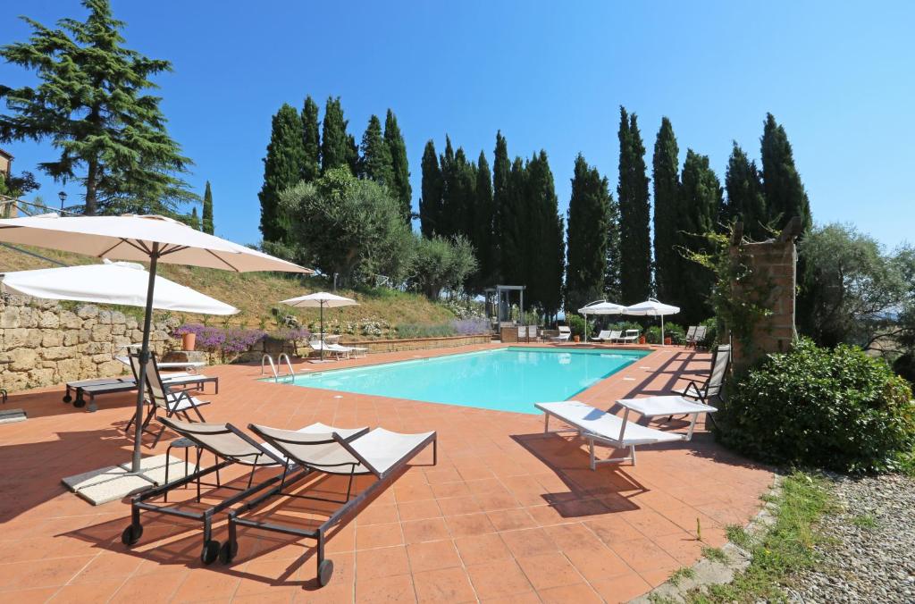 Bazén v ubytování Agriturismo Macciangrosso Casale Piccolomini nebo v jeho okolí