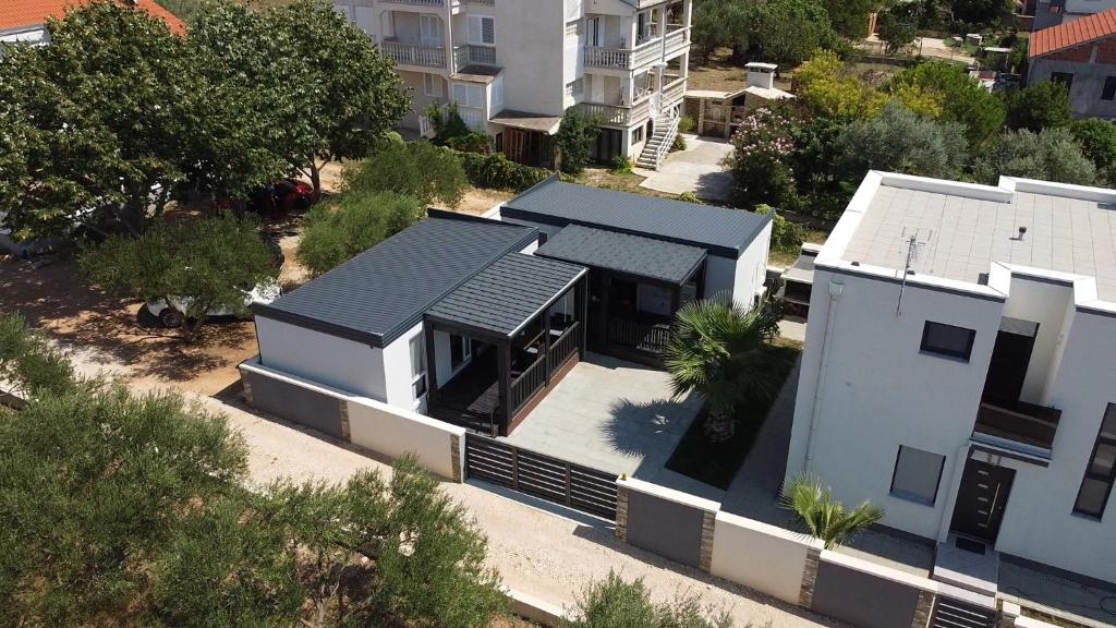 una vista aérea de una casa con techo negro en Mobilne kućice Pakoštane**** en Pakoštane