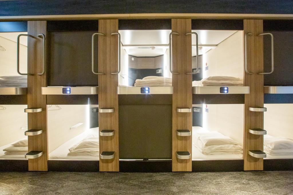 Postel nebo postele na pokoji v ubytování Cabin & Capsule Hotel J-SHIP Osaka Namba