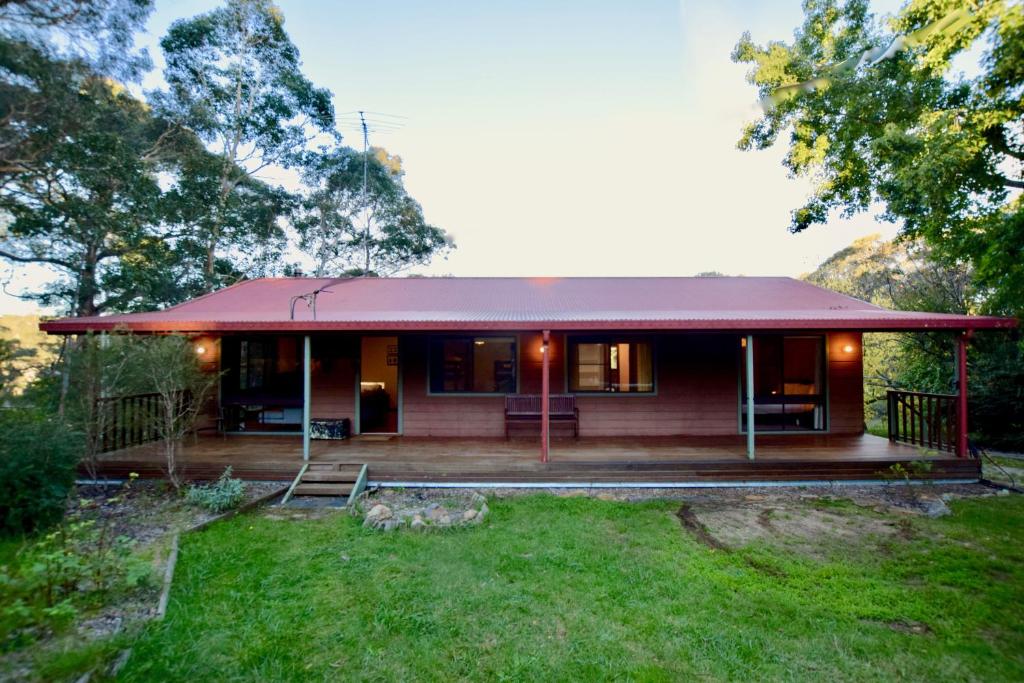 a house with a porch and a yard at Shiralee's Rest of Katoomba in Katoomba