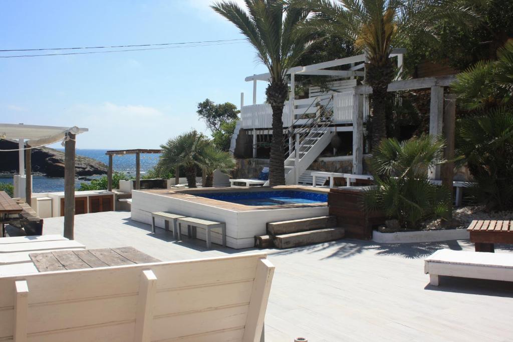einen Hinterhof mit einem Pool und einem Haus in der Unterkunft Love- SweethomeRooms Cabo de Palos in Cabo de Palos