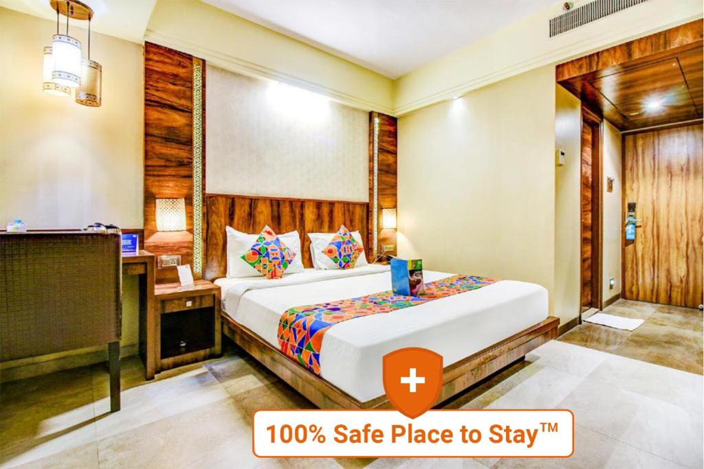 Habitación de hotel con cama y TV en Hotel Crawford Inn, en Bombay