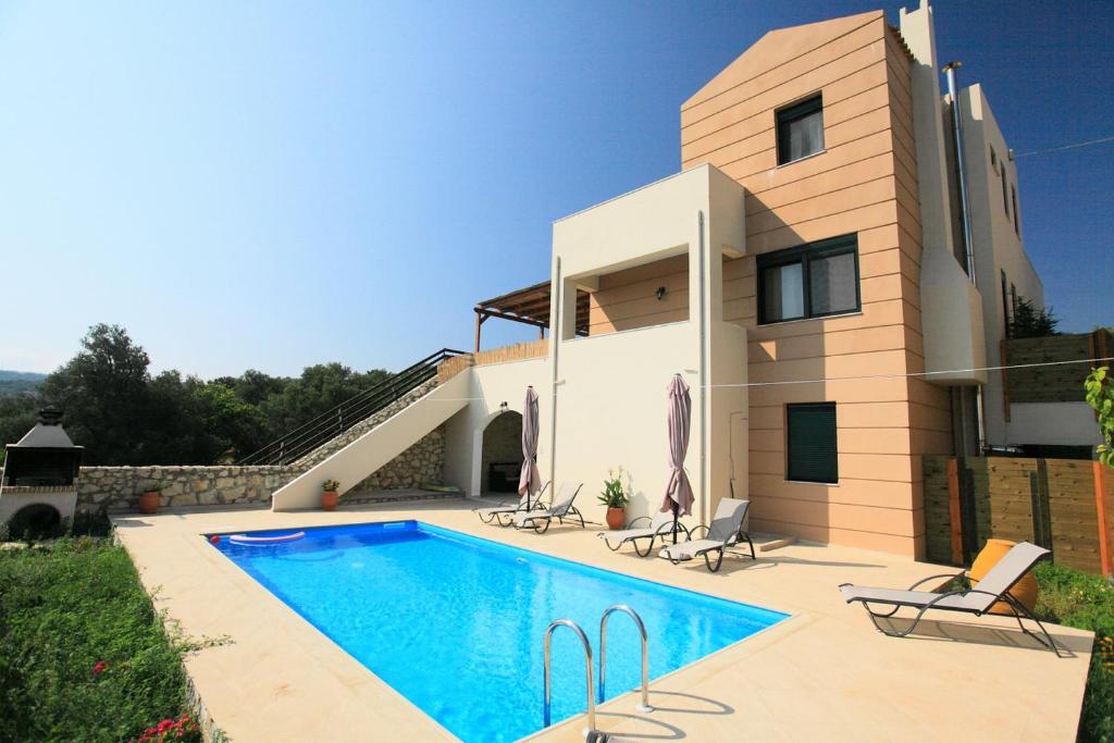 una casa con piscina frente a ella en Gerani Panorama, en Gerani