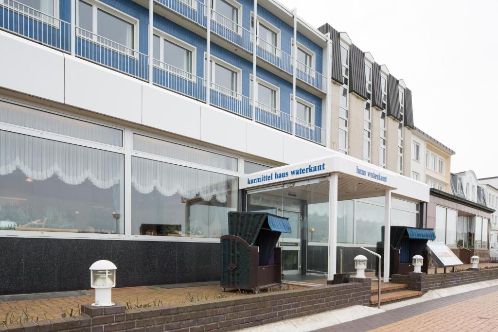 eine Fassade eines Gebäudes mit einem Gebäude in der Unterkunft Hotels Haus Waterkant & Strandvilla Eils in Norderney