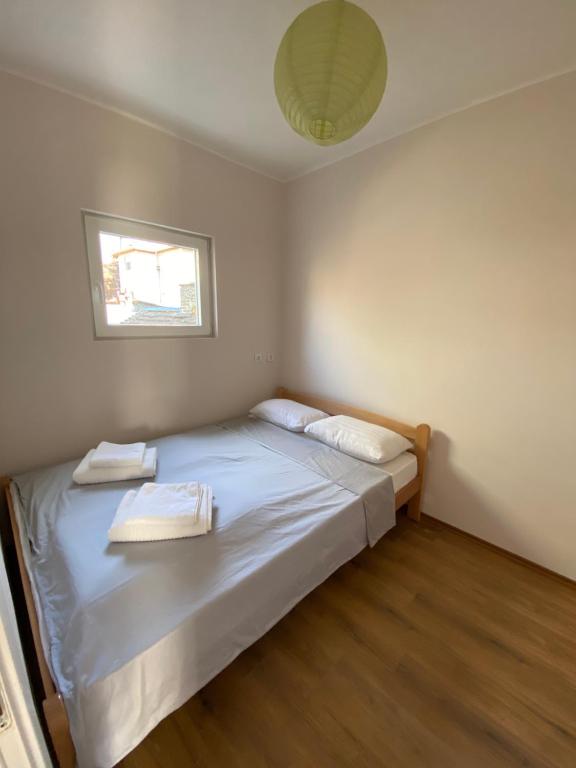 ein Schlafzimmer mit einem Bett mit zwei Handtüchern darauf in der Unterkunft ApartmaniZvezdara in Zvezdara