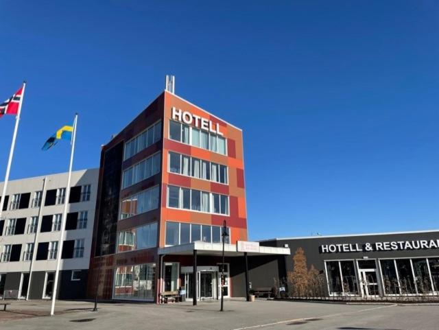 een hotelgebouw met een vlag ervoor bij Hotell Årjäng in Årjäng