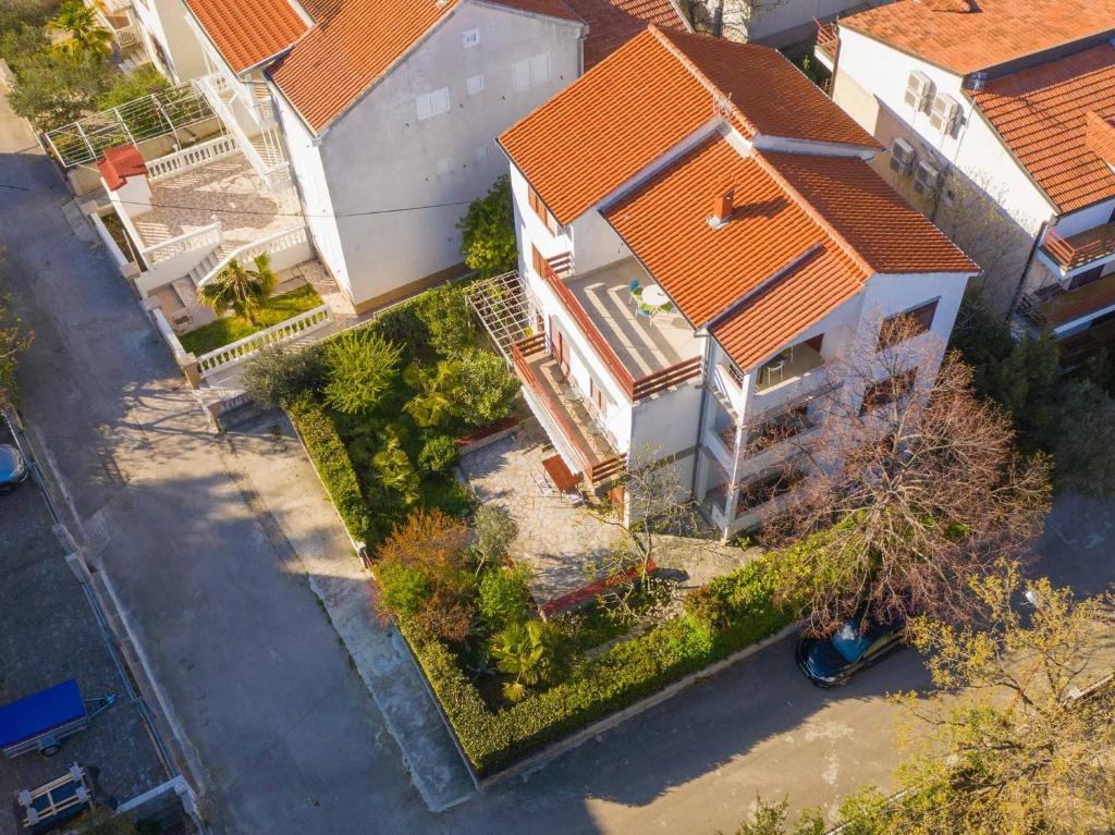 沃迪采的住宿－Apartments Mišolić，享有橙色屋顶房屋的顶部景色