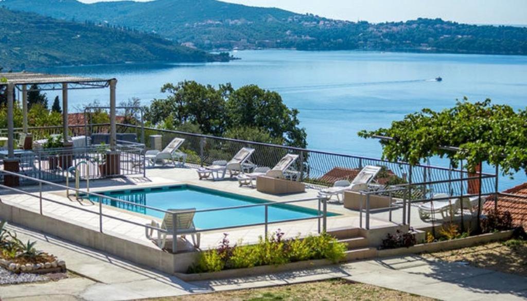 una piscina con vistas al lago en Apartments Klis, en Mlini