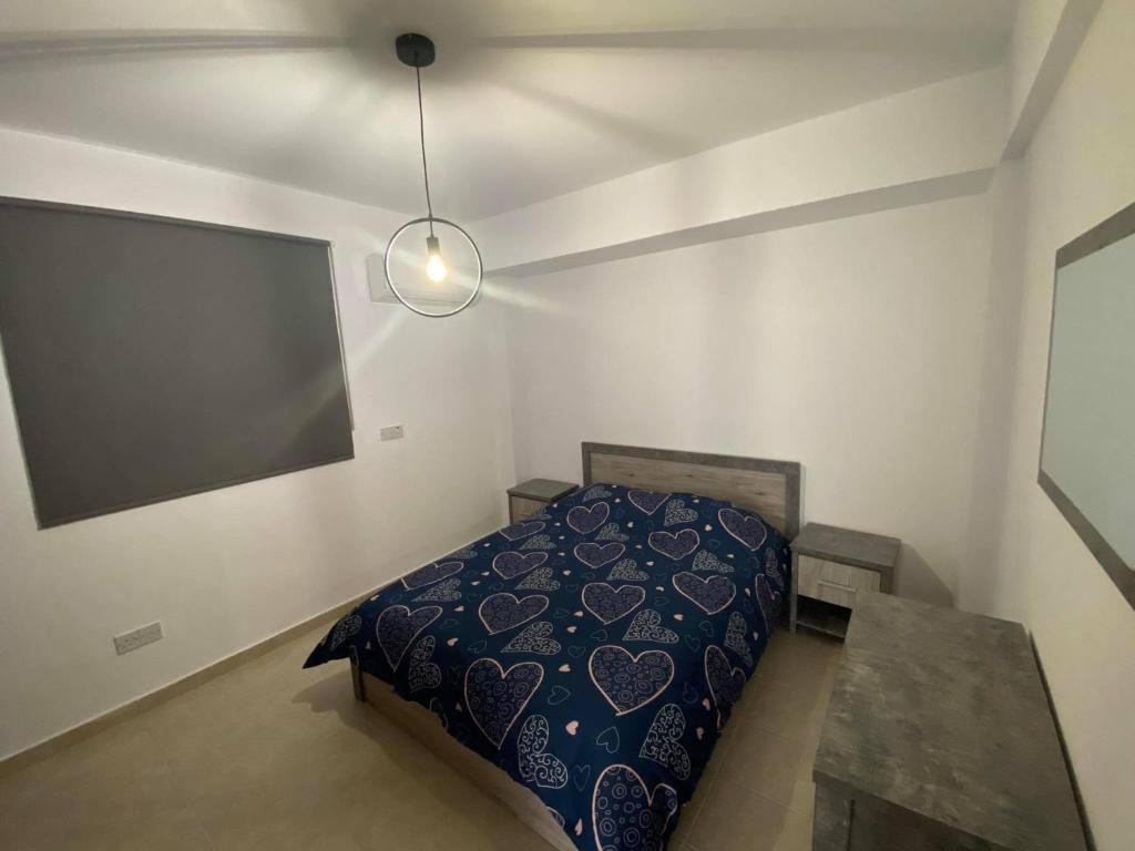 - une chambre avec un lit et une télévision à écran plat dans l'établissement Cosy apartment in Kato Paphos with pool access, à Paphos