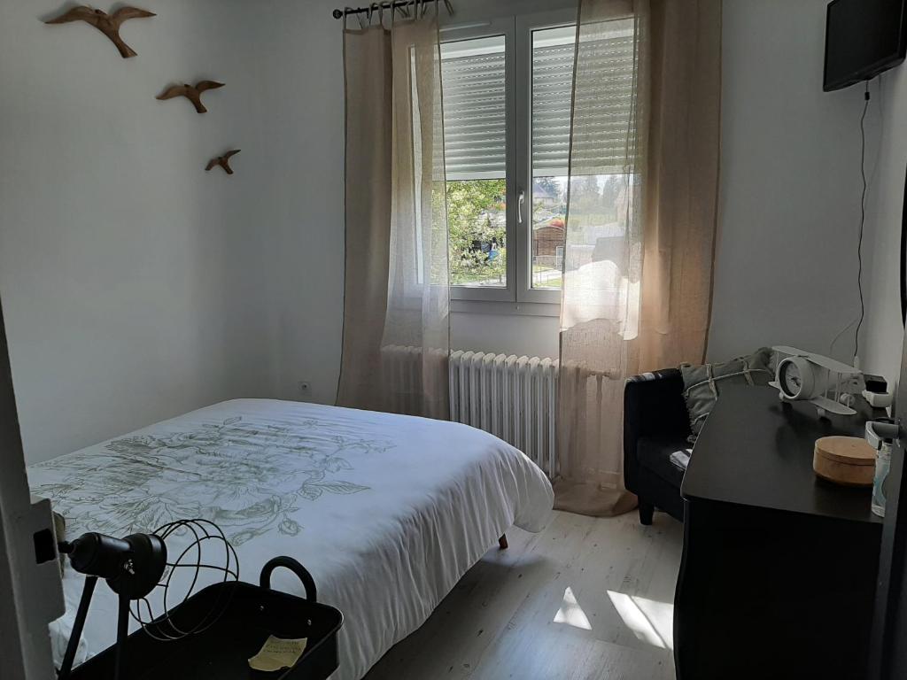 Ένα ή περισσότερα κρεβάτια σε δωμάτιο στο CHAMBRE CHEZ L'HABITANT