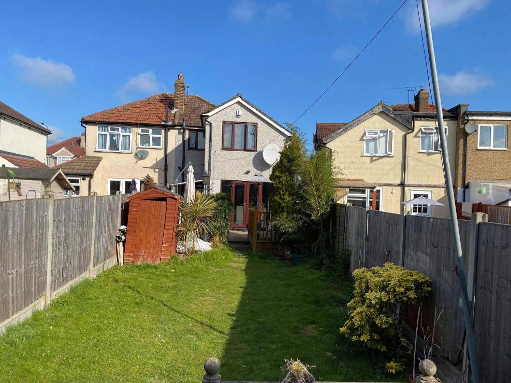 Near Danson park and the Main Str, easy links to the city