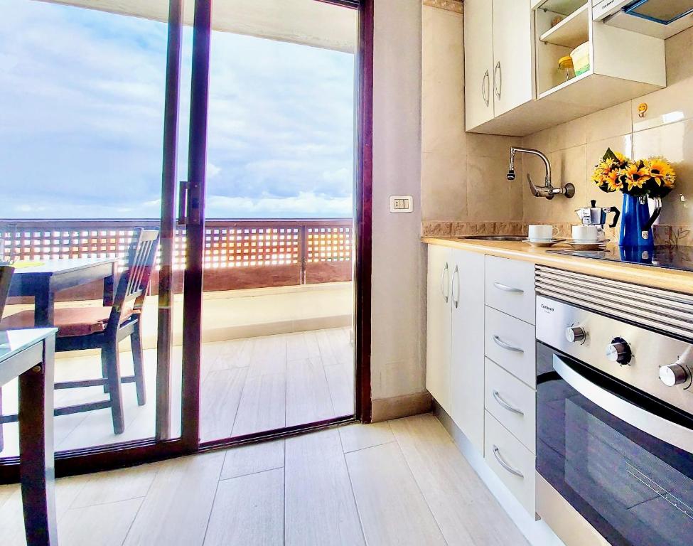 een keuken met uitzicht op de oceaan vanaf een balkon bij Ocean and Sun Studio Apartment in Puerto de la Cruz