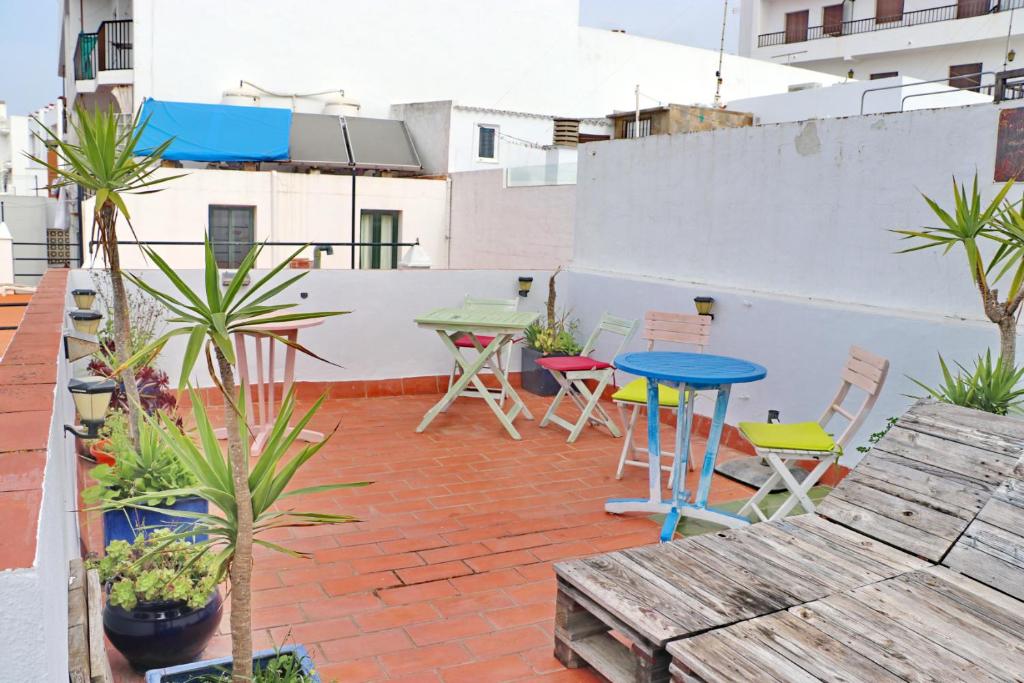 patio z krzesłami i stołami w budynku w obiekcie Habitación Cañaveral Playa Conil III w mieście Conil de la Frontera