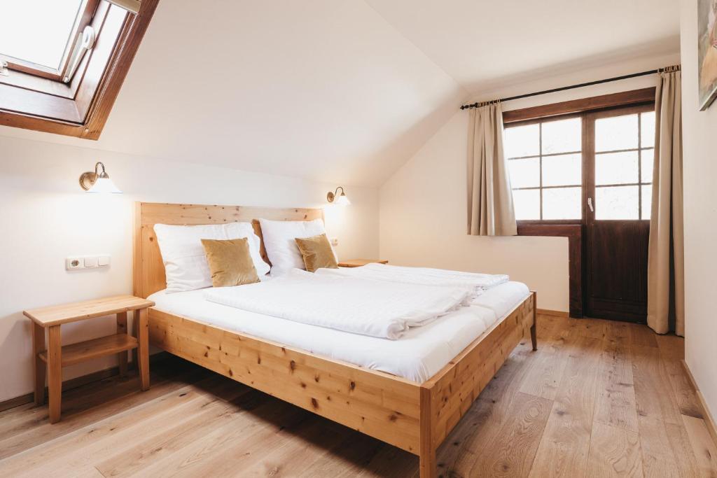 Postel nebo postele na pokoji v ubytování Naturel Hoteldorf Schönleitn