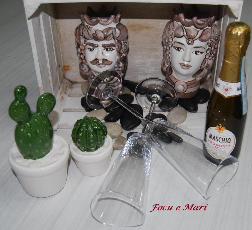 stół z butelką wina i kaktusami w obiekcie Focu e Mari w mieście Mascali