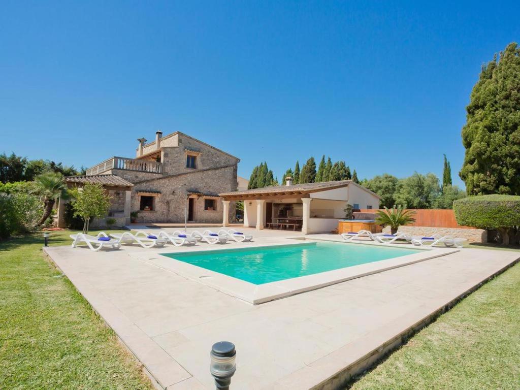 una imagen de una villa con piscina en Villa Cifre Alcudia, en Alcudia