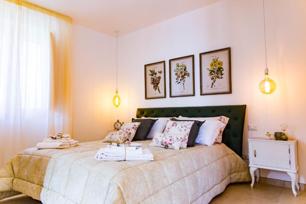 um quarto com uma cama grande e 2 almofadas em iannet em Alberobello