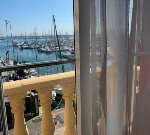 A balcony or terrace at Apartamento Marina Port sea view