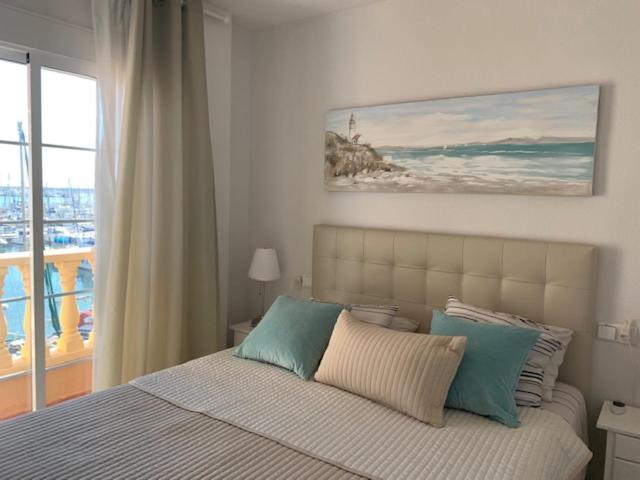 A bed or beds in a room at Apartamento Marina Port sea view