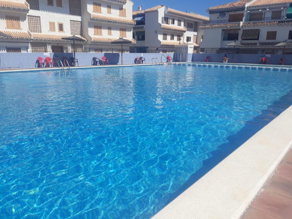 Bazén v ubytování Apartamento Santa Pola, en Playa del Tamarit con piscina. nebo v jeho okolí