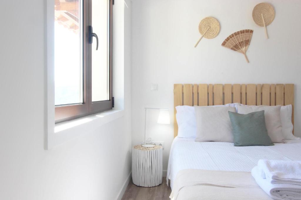 Schlafzimmer mit einem Bett und einem Fenster in der Unterkunft Hostel Retiro do Gerês in Geres