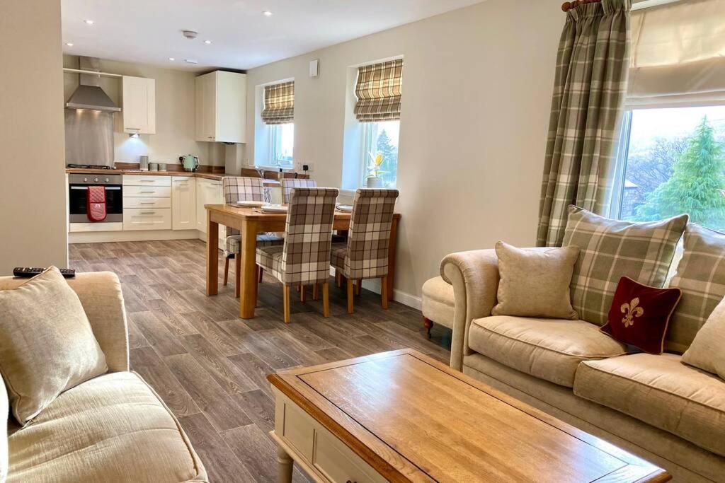 uma sala de estar com uma cozinha e uma sala de jantar em Beautiful 2 Bedroom, 2 Bathroom Flat with Parking. em Pitlochry