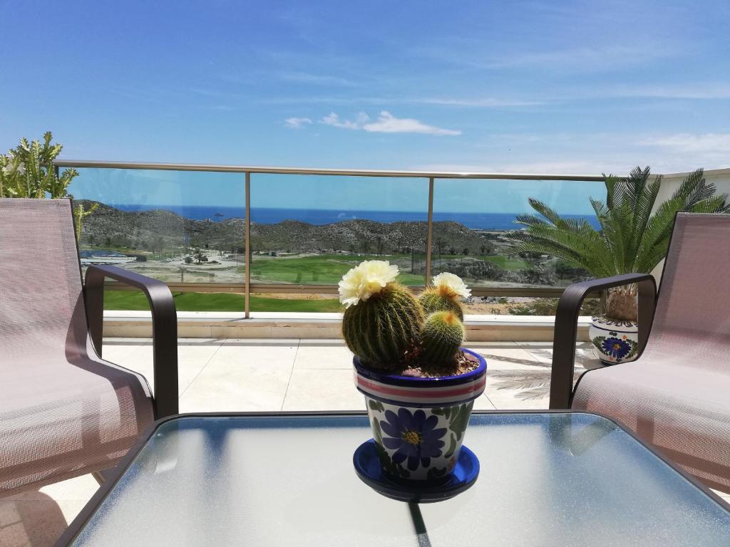 d'une table avec un cactus sur le balcon. dans l'établissement Au centre du golf d'Aguilon 4211, à San Juan de los Terreros