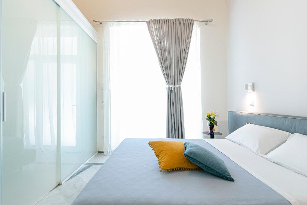 Una cama o camas en una habitación de FUTURA ROOM&RELAX