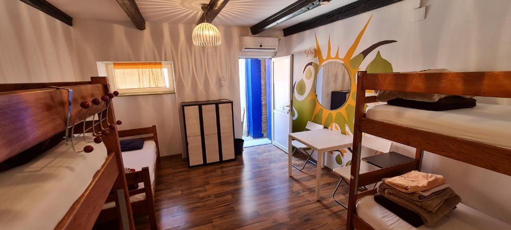Posteľ alebo postele v izbe v ubytovaní The Lazy Monkey Hostel & Apartments