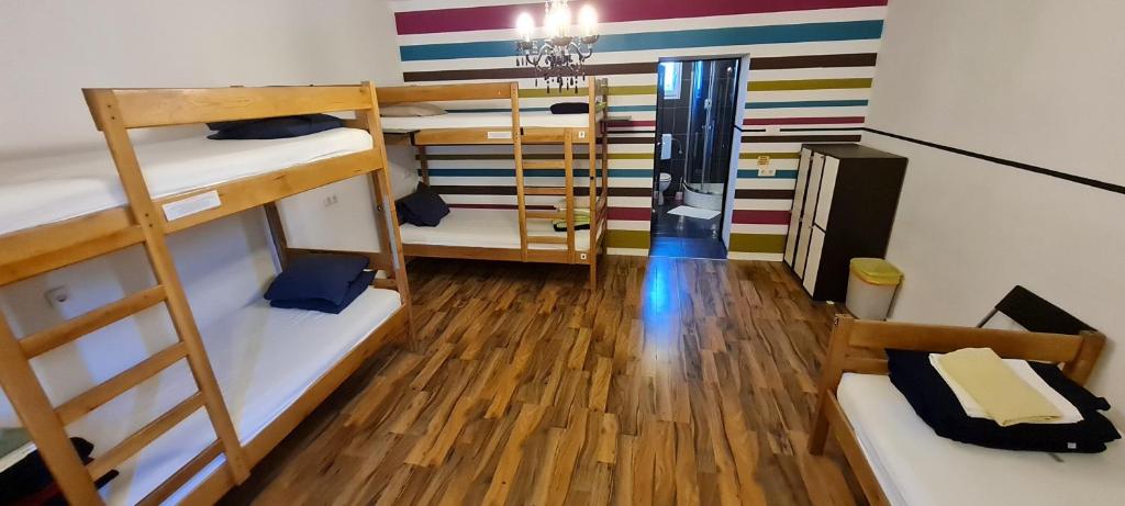 Posteľ alebo postele v izbe v ubytovaní The Lazy Monkey Hostel & Apartments