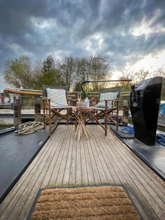 Entire Luxury Barge Thorpe Park