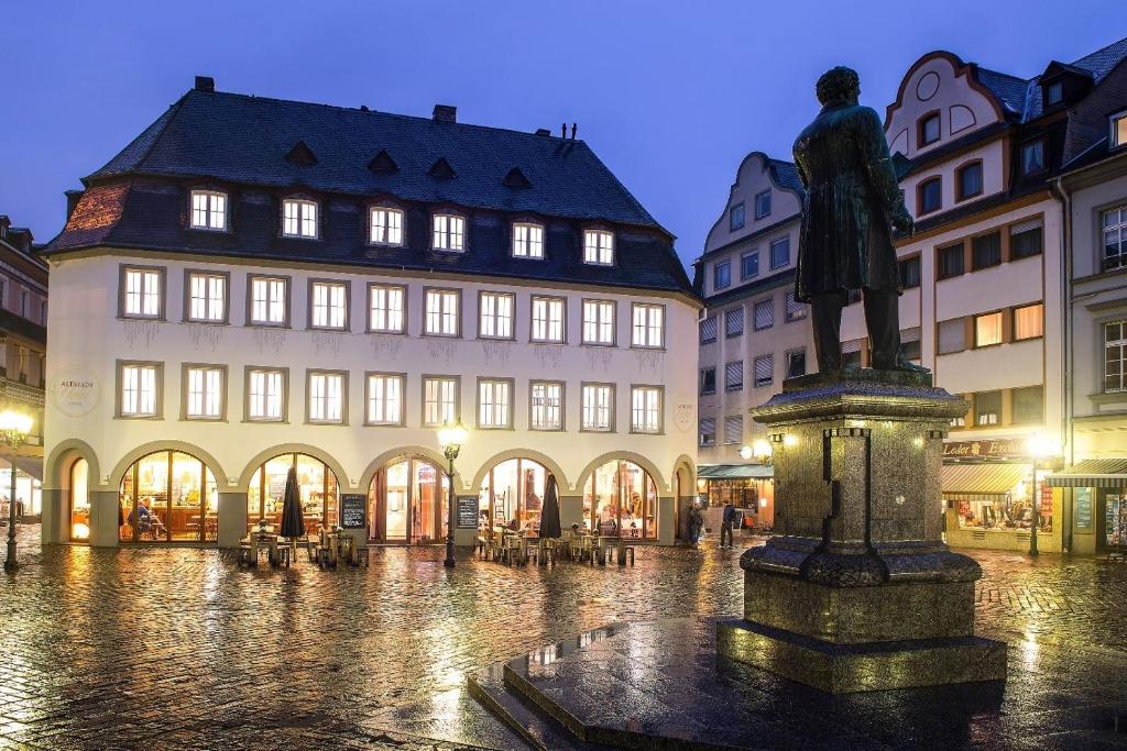 Une statue au milieu d'une rue avec des bâtiments dans l'établissement Altstadt Hotel & Café Koblenz, à Coblence