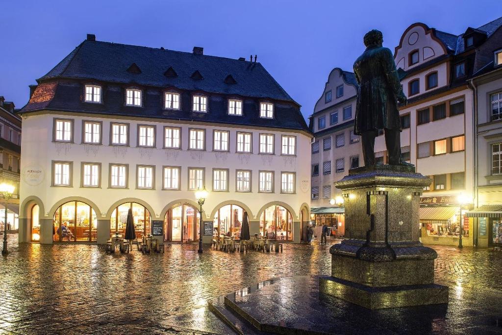 een standbeeld in het midden van een straat met gebouwen bij Altstadt Hotel & Café Koblenz in Koblenz