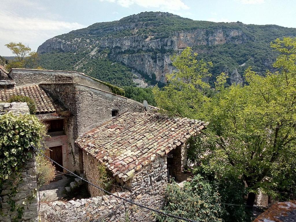 ChameGite des Gorges de l'Ardèche的一组背景为山的建筑