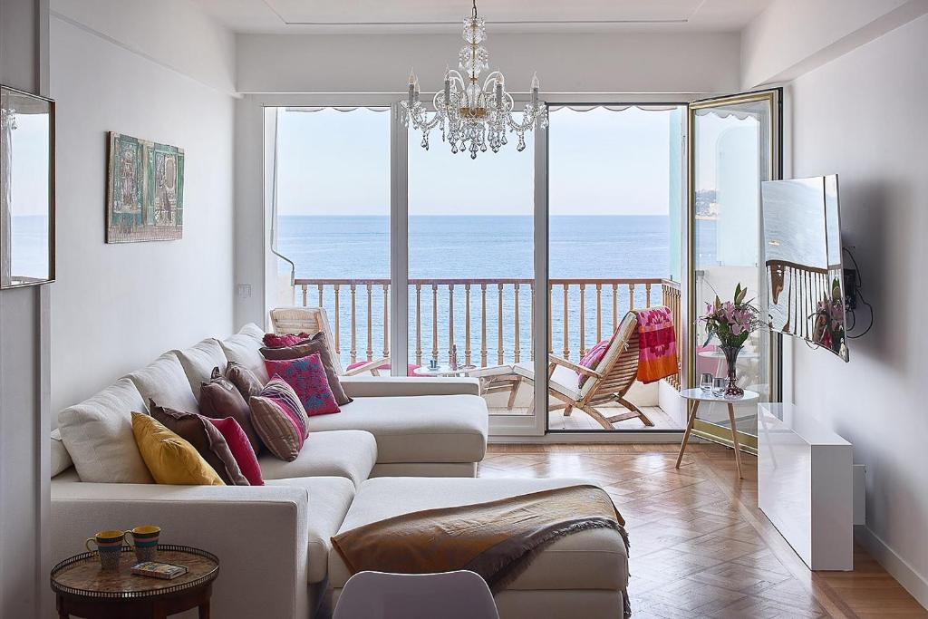 un salon avec un canapé et une vue sur l'océan dans l'établissement Sunlight Properties - Ruby - the best panoramic sea view in Nice!, à Nice