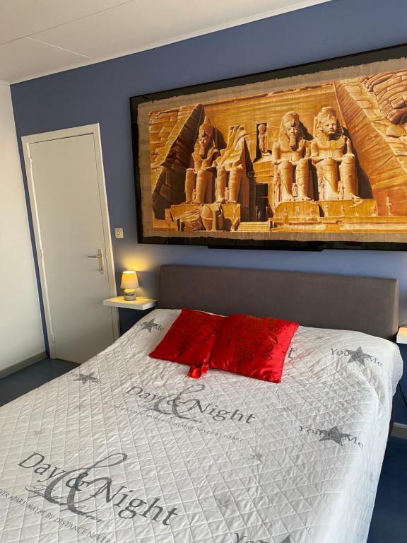 Schlafzimmer mit einem Bett mit Wandgemälde in der Unterkunft Homestay Mimi's Rental in Brügge