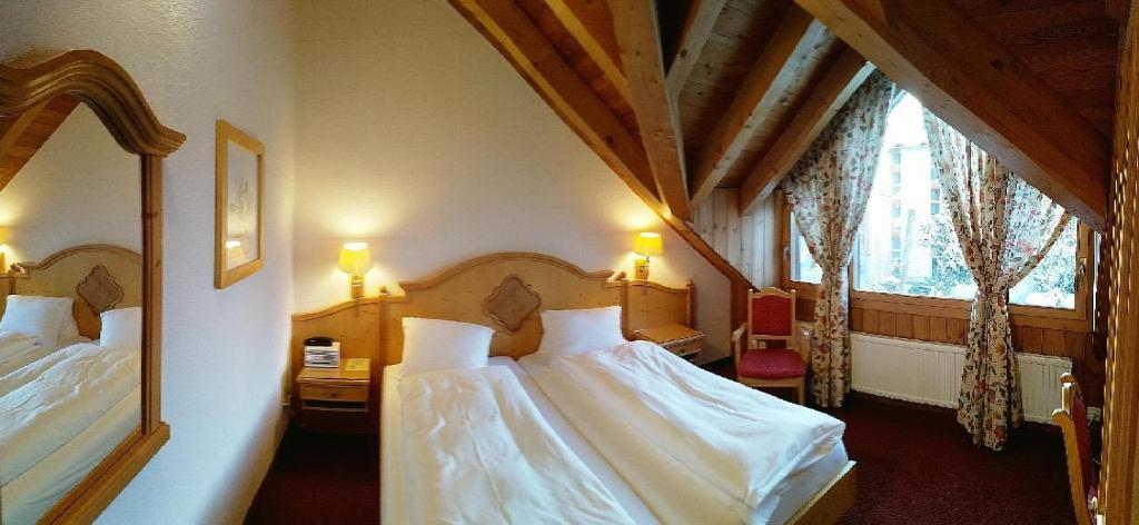 Postel nebo postele na pokoji v ubytování Hotel Cresta
