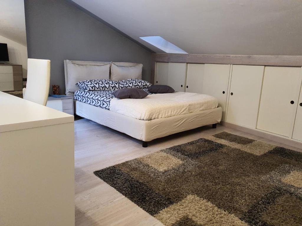 een slaapkamer met een bed en een tapijt in een kamer bij LA GHIBELLINA. confortevole,posizione privilegiata in Siena