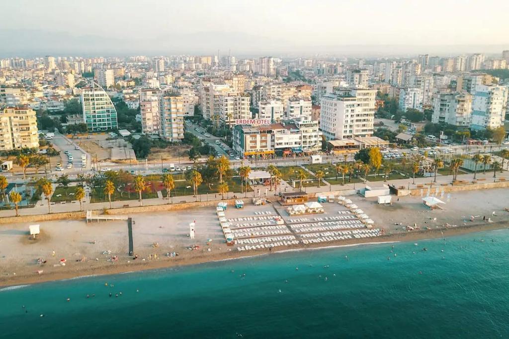 una vista aérea de una playa con una ciudad en ERDEM HOTEL, en Antalya