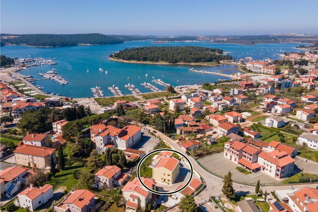 eine Luftansicht einer Stadt neben einem Wasserkörper in der Unterkunft Apartments Rosemary in Medulin