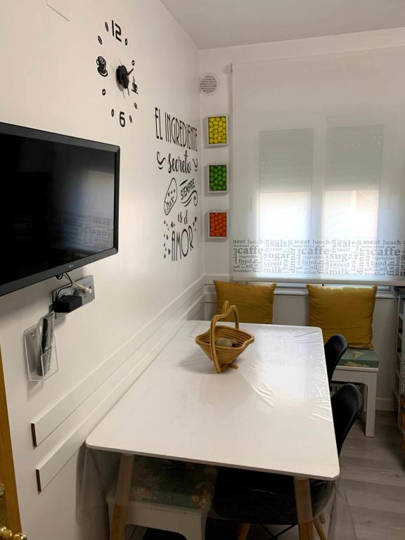 Televízia a/alebo spoločenská miestnosť v ubytovaní BERMEJO Piso en el Centro con Wifi