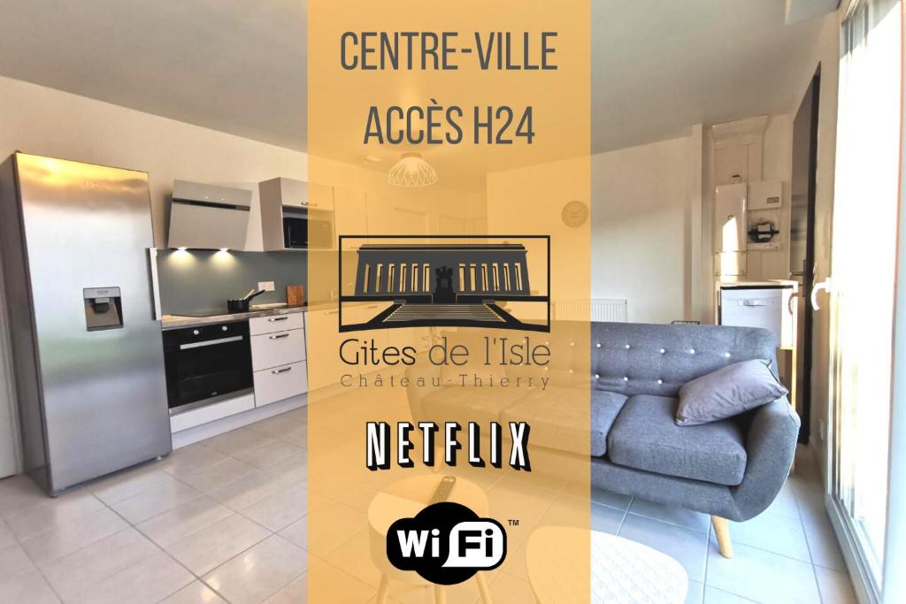 Il comprend un salon avec un canapé et une cuisine. dans l'établissement Villa 5 chambres - 3 salles de bain, à Étampes-sur-Marne