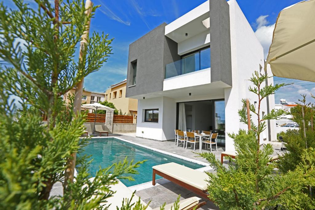 une villa avec piscine et une maison dans l'établissement Villa Oniron, à Coral Bay
